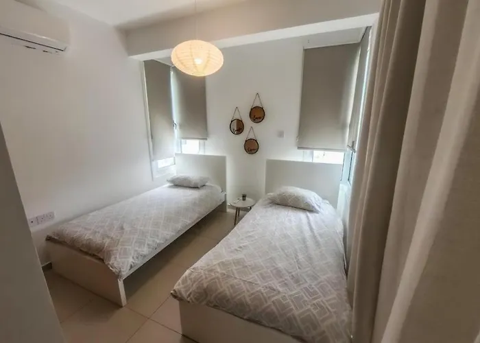 Hi Royal * Perivolia